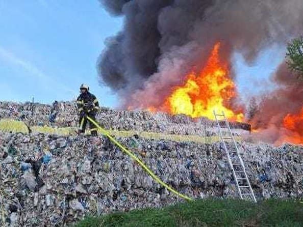 Požiar plastov pri obci Rynholec v Stredočeskom kraji