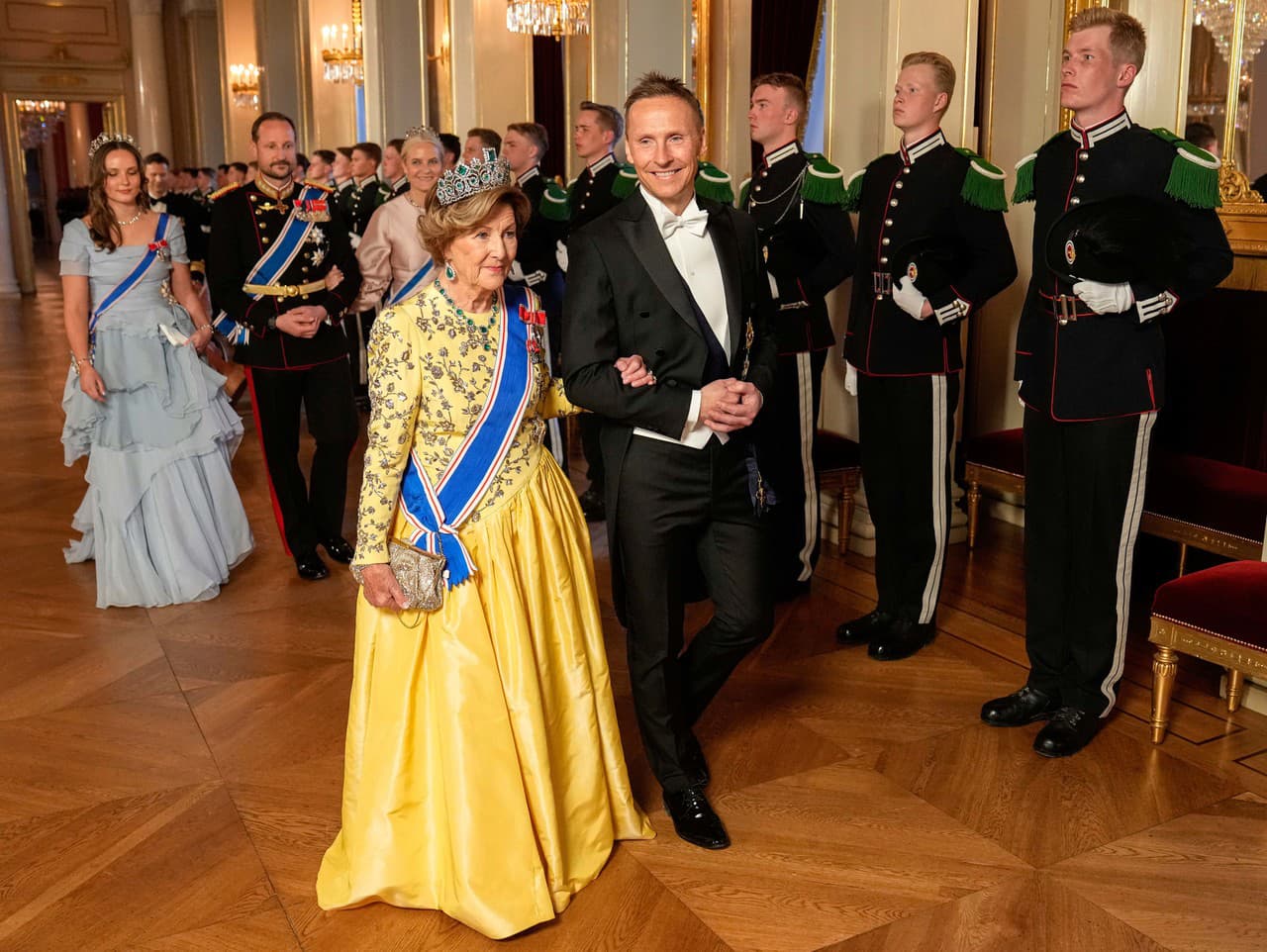 Nórska kráľovná Sonja a Bjorn Skulason