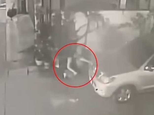 27-ročná matka porodila uprostred parkoviska, potom dieťa odložila a odišla