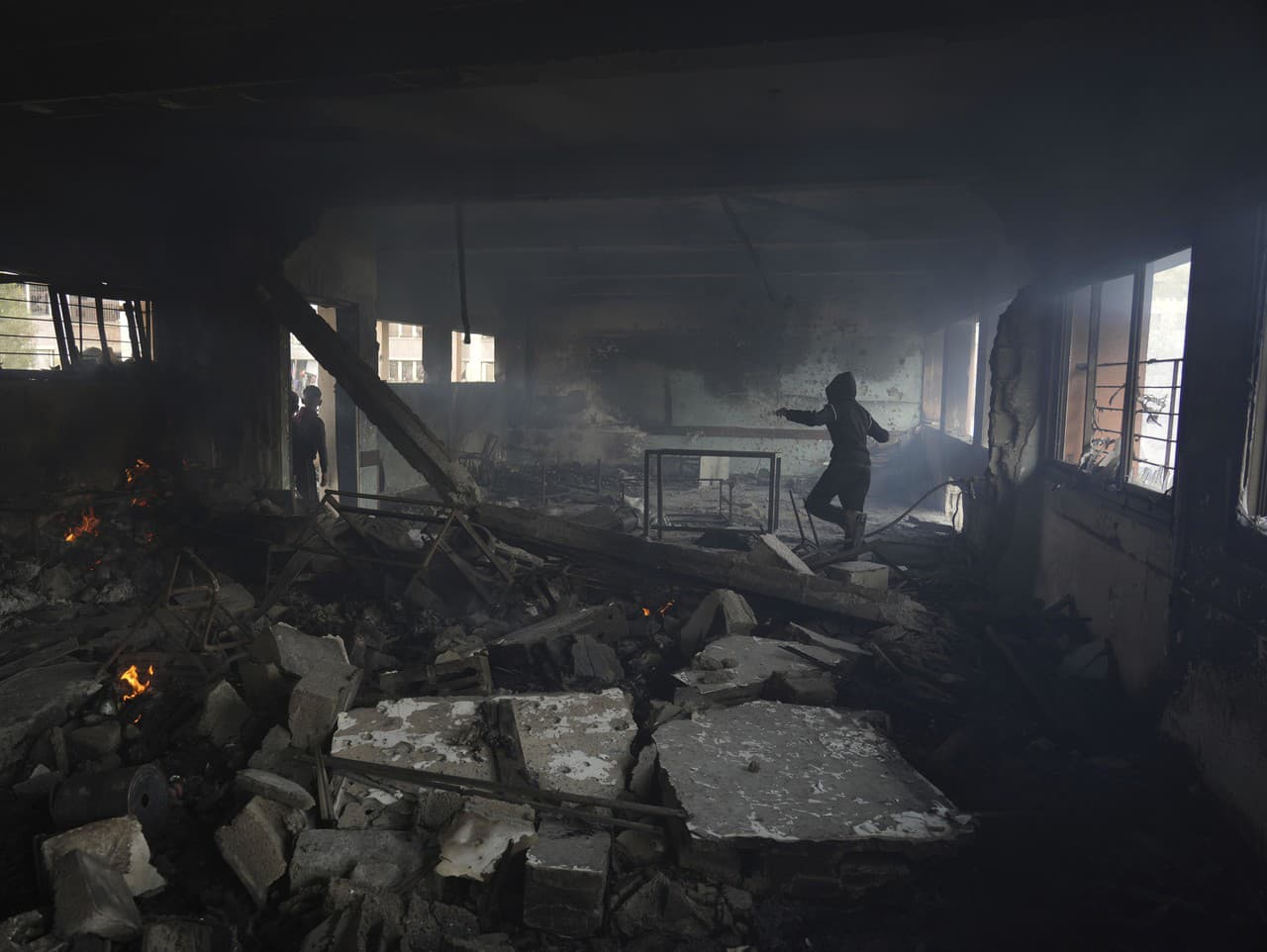 Palestínčania kontrolujú škody po izraelskom leteckom útoku na školu Yaffa v meste Gaza