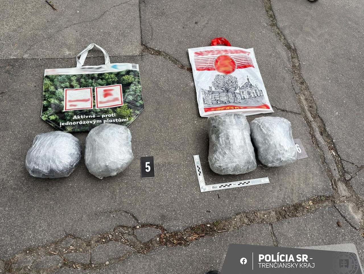 Policajti zadržali muža, ktorý mal pri sebe takmer 2 kilá konope