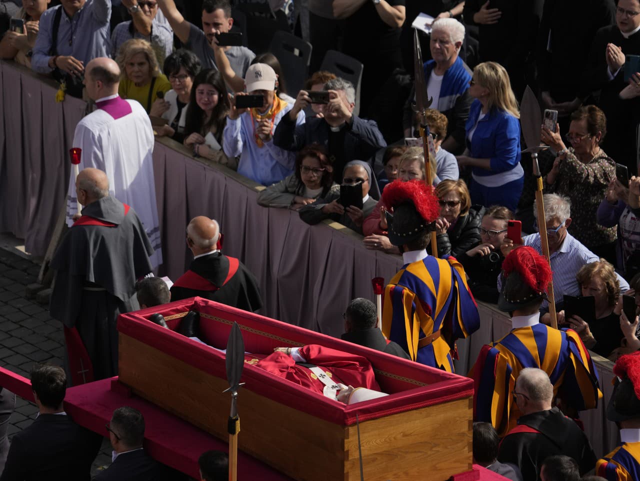 Rakvu s telom pápeža Františka premiestnili do Baziliky sv. Petra