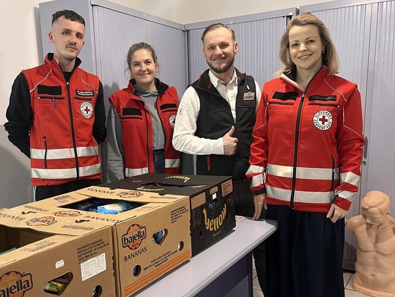 S vyzbieranými potravinami pomáhajú aj zamestnanci reťazca