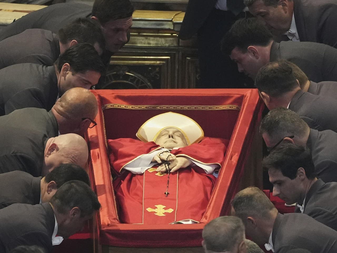 Rakva s telom pápeža Františka 