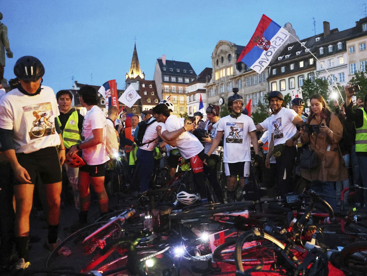 Srbskí študenti protestujúci proti vláde dorazili na bicykloch do Štrasburgu