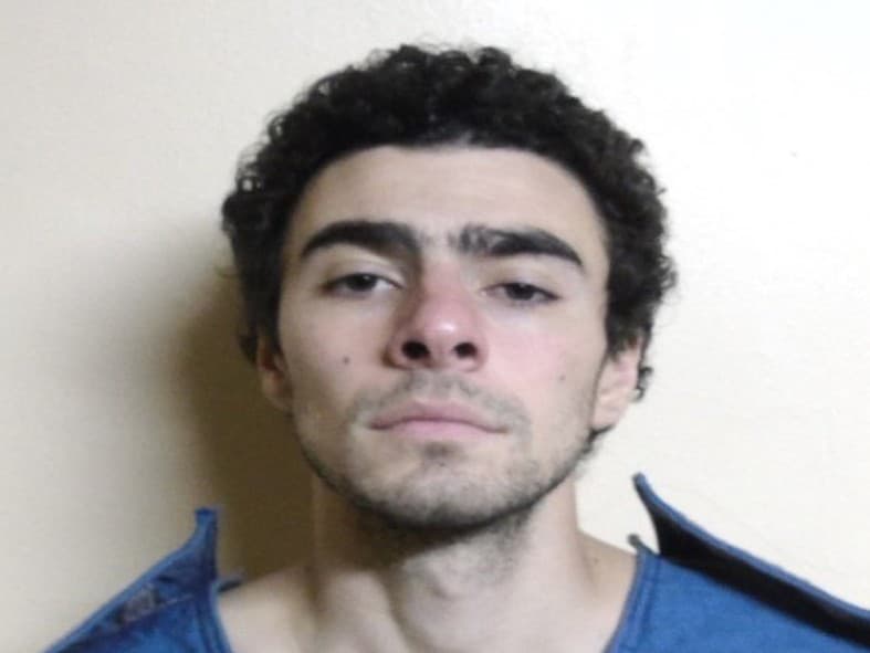 Na snímke z väzby, ktorú v pondelok 9. decembra 2024 zverejnilo pennsylvánske oddelenie nápravných zariadení, je Luigi Mangione, podozrivý zo smrteľného postrelenia generálneho riaditeľa spoločnosti UnitedHealthcare Briana Thompsona.