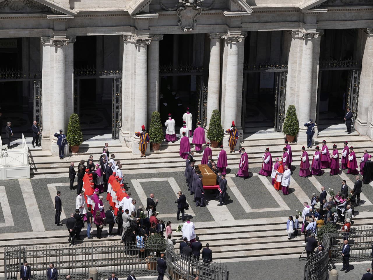 Telesné pozostatky pápeža Františka uložili v krypte Baziliky Santa Maria Maggiore v Ríme.