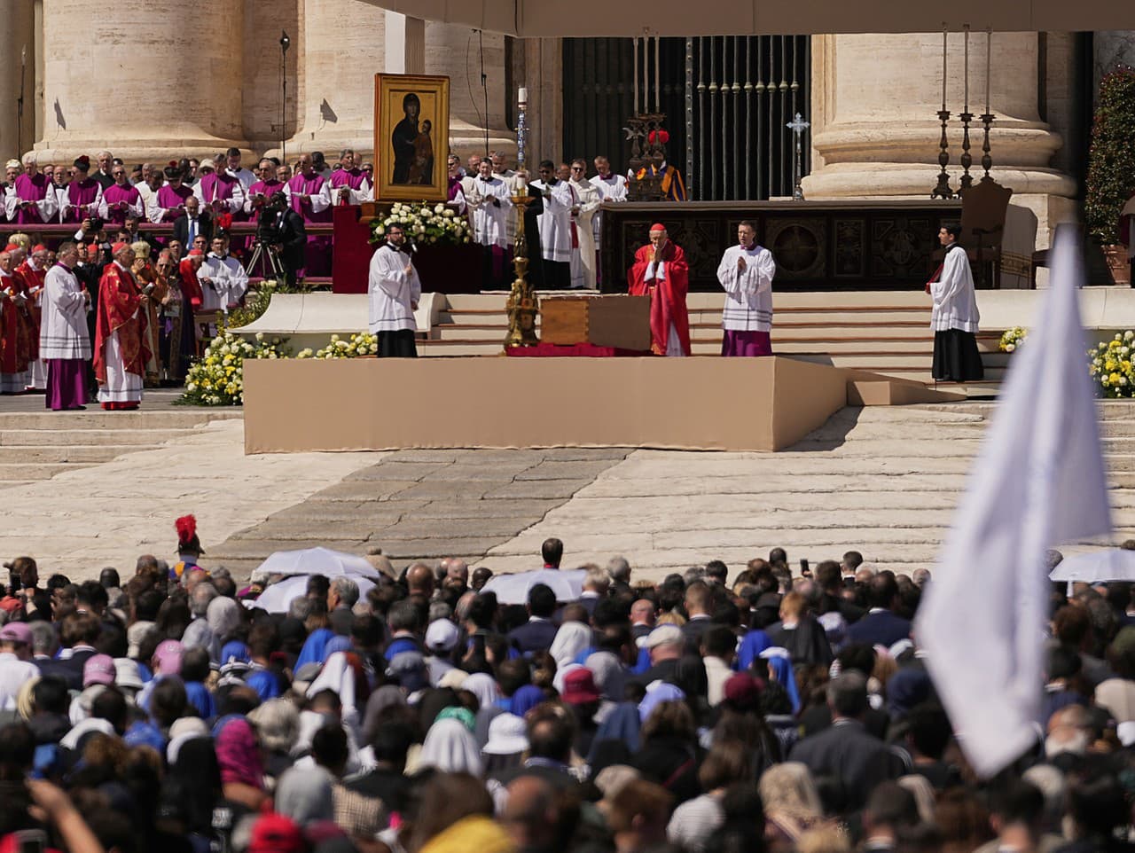 Rakva pápeža Františka je umiestnená na Námestí svätého Petra.