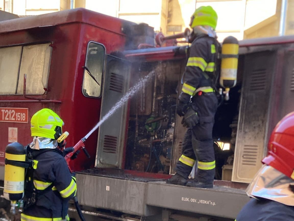 Hasiči zasahujú pri požiari malej lokomotívy v Trnave