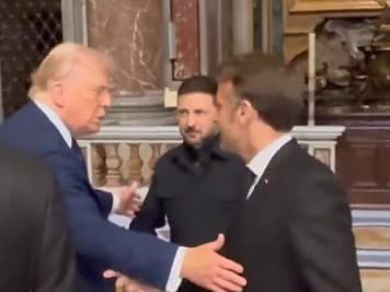 Rozhovoru medzi Donaldom Trumpom a Volodymyrom Zelenskym predchádzal kuriózny incident s francúzskym prezidentom Emmanuelom Macron 