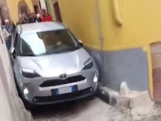 Vodič SUV sa spoliehal na GPS a zasekol sa v úzkej uličke talianskeho mesta Bosa.