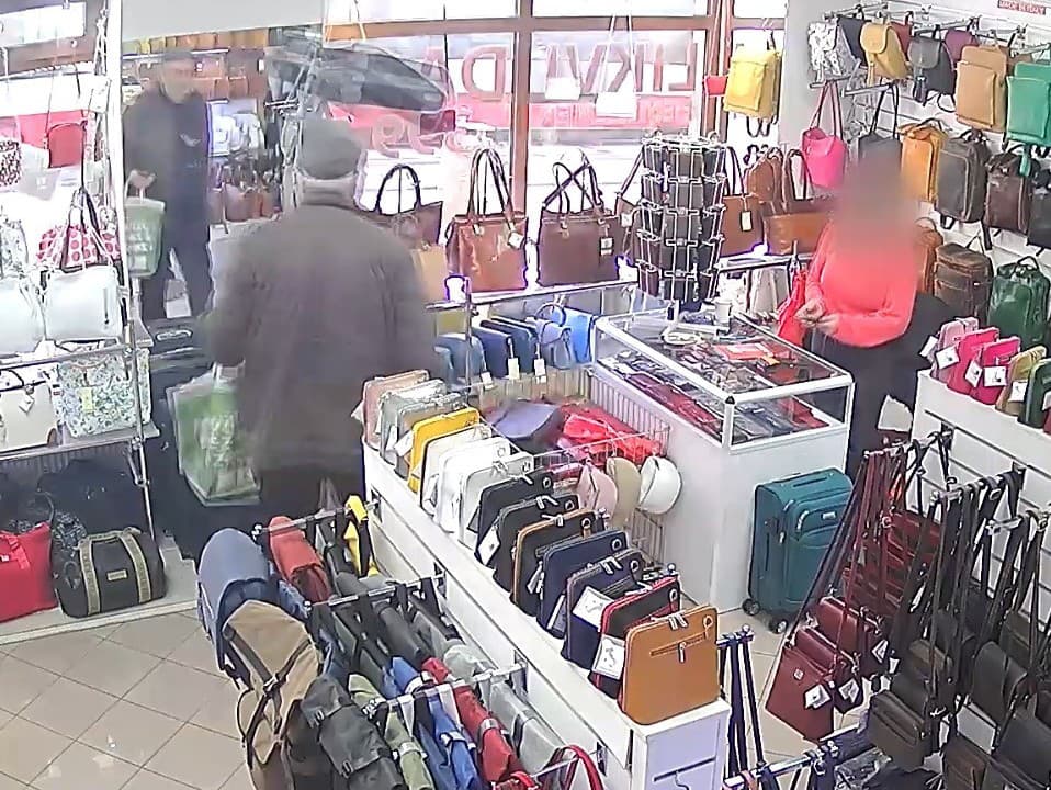 Zákazníkovi v Prahe nebolo vyhovené pri reklamácii tovaru. Najprv rozkopal tovar a potom napadol aj predavačku.