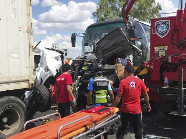 Pri hromadnej dopravnej nehode na Filipínach zahynulo najmenej desať ľudí