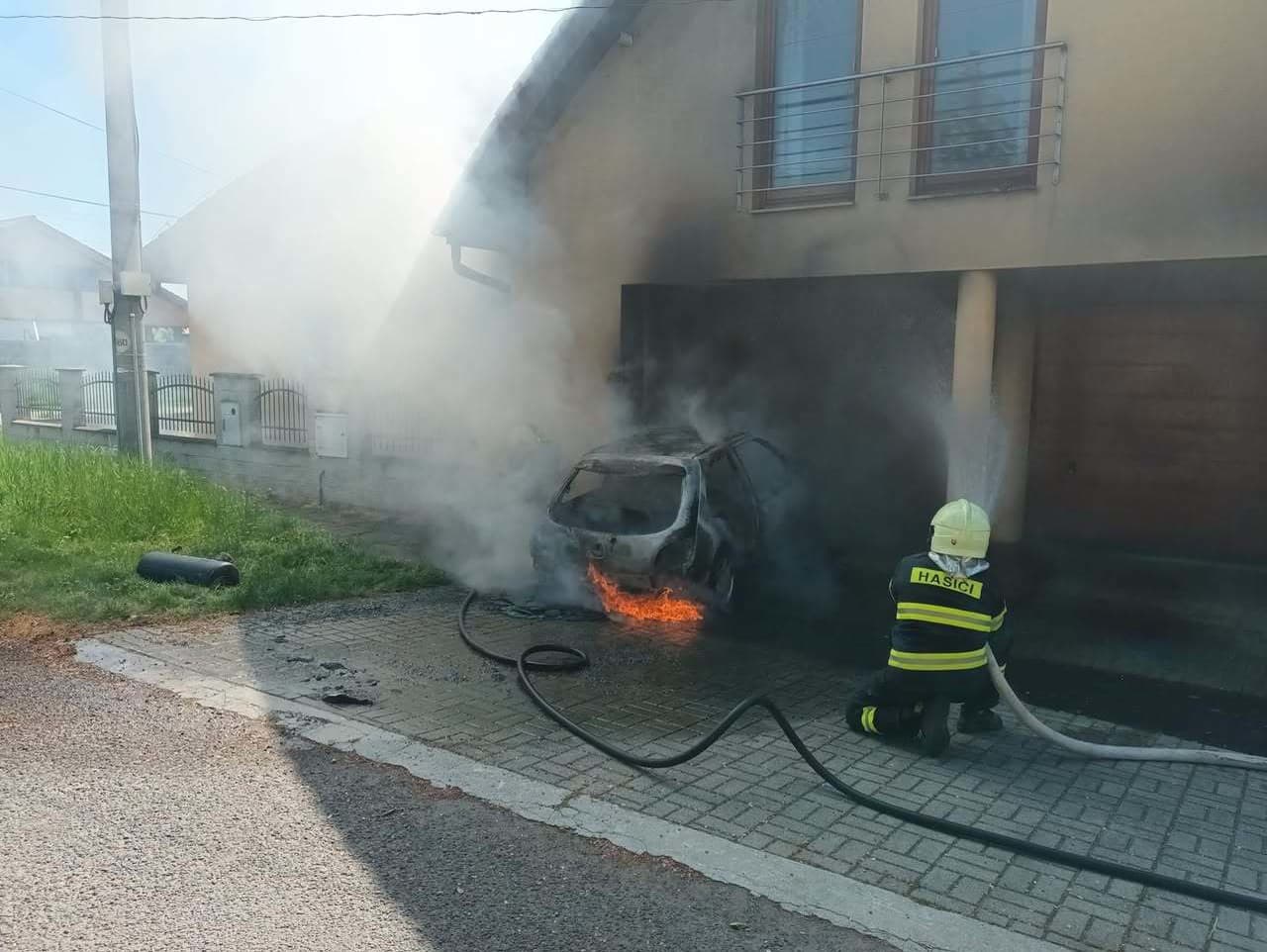 Požiar auta v Leviciach