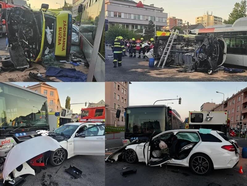 V Kladne došlo k zrážke autobusu, sanitky a osobného vozidla. 