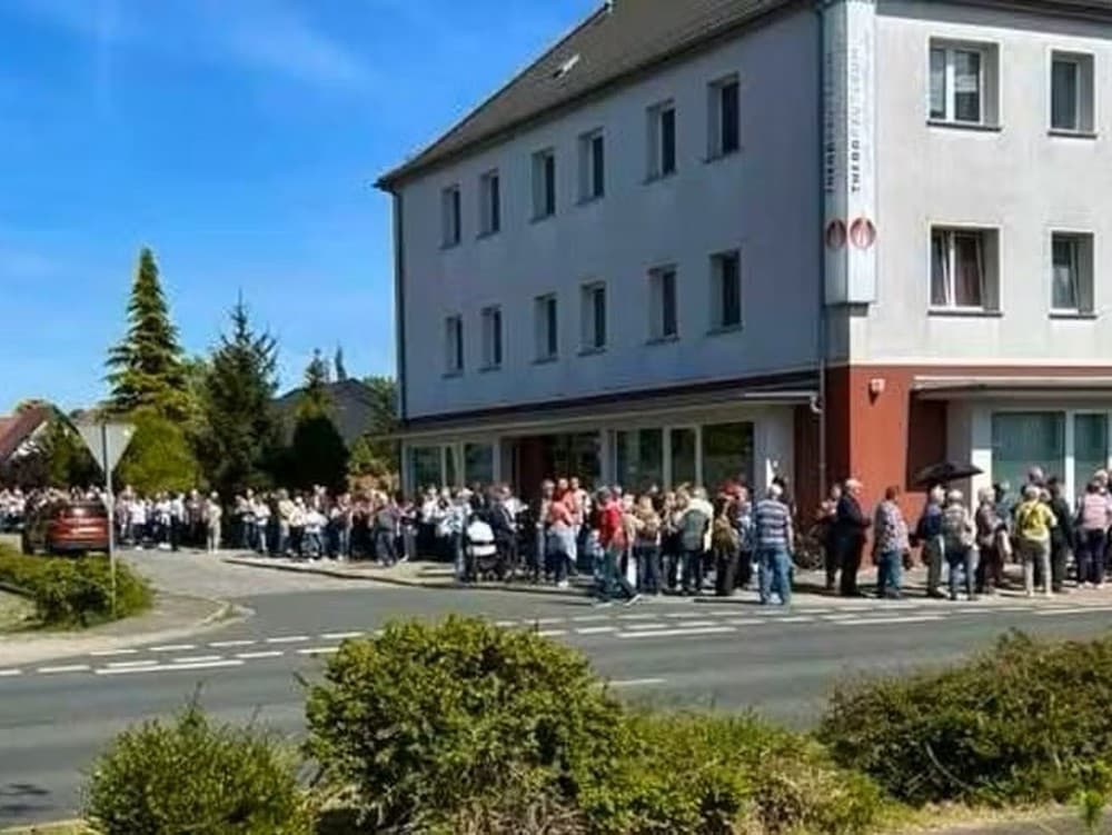 Ľudia čakali v obrovskom rade.