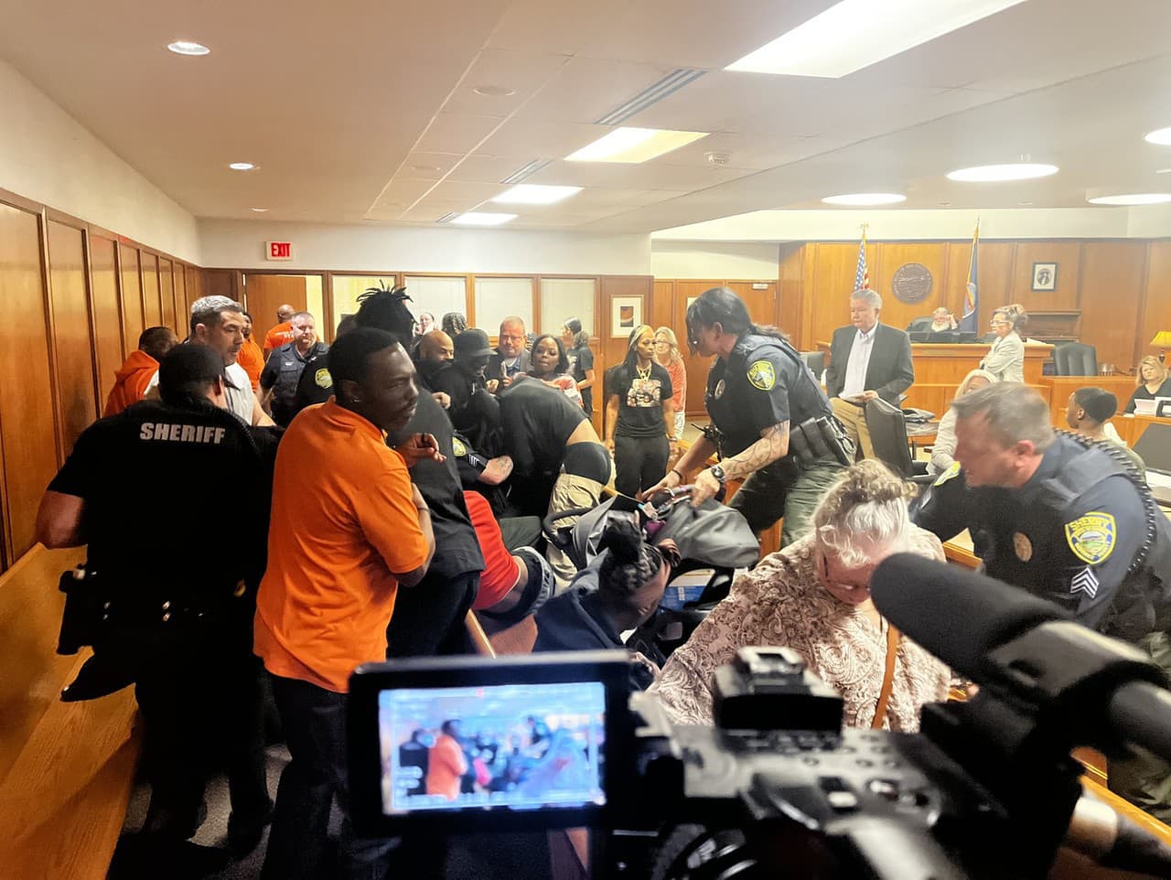 Bitka dvoch rodín z amerického Kansasu počas pojednávania v súdnej sieni. 