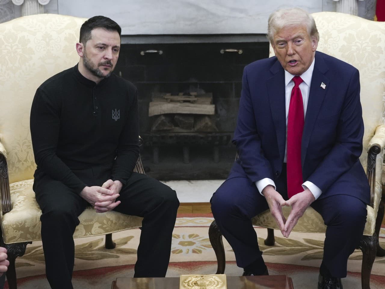 Prezident Donald Trump (vpravo) s ukrajinským prezidentom Volodymyrom Zelenským v Oválnej pracovni v Bielom dome