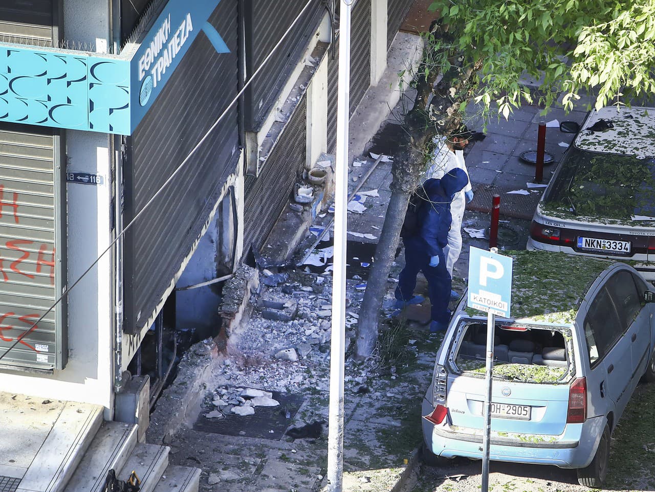Forenzní experti zbierajú dôkazy po výbuchu bomby v meste Solún