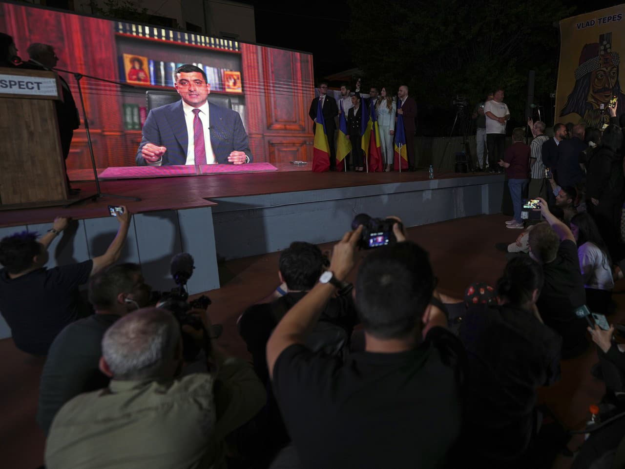 Krajne pravicový prezidentský kandidát George Simon sa prihovára svojim sympatizantom prostredníctvom videoskonferencie v Bukurešti po zverejnení exit pollov po 1. kole opakovaných prezidentských volieb v Rumunsku.