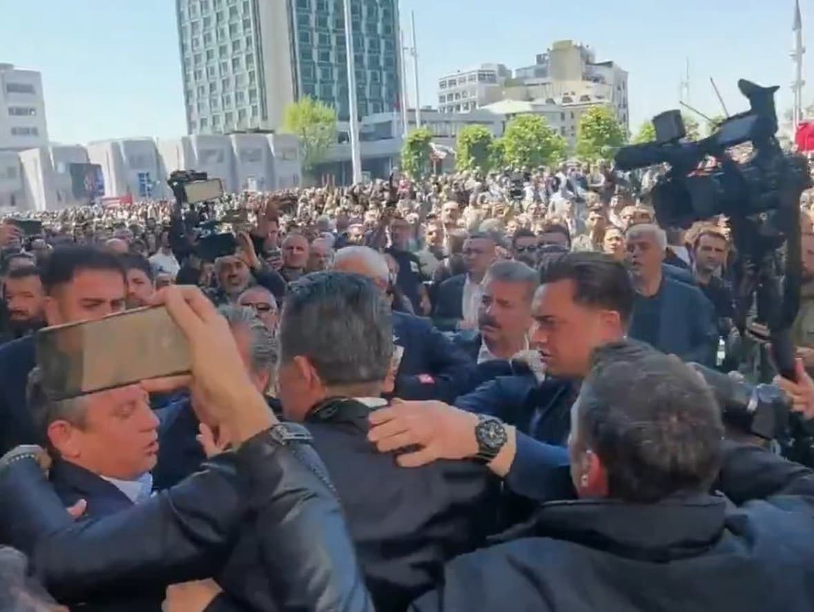 Lídra najväčšej tureckej opozičnej strany (CHP) Özgüra Özela v Istanbule fyzicky napadol muž.