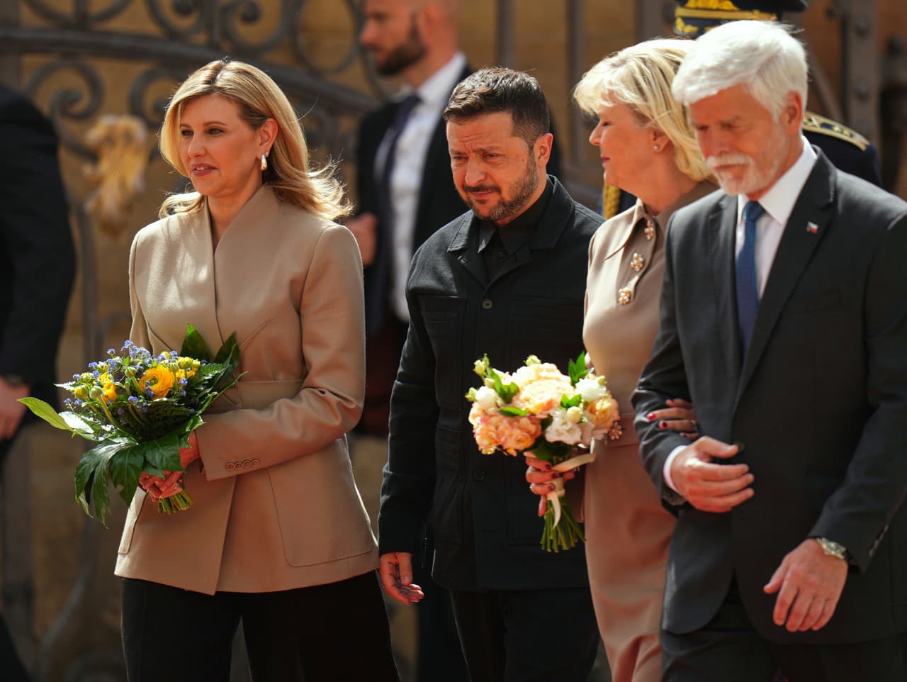 Ukrajinský prezident Volodymyr Zelenskyj (vľavo) a český prezident Petr Pavel (vpravo) si podávajú ruky po tlačovej konferencii na Pražskom hrade