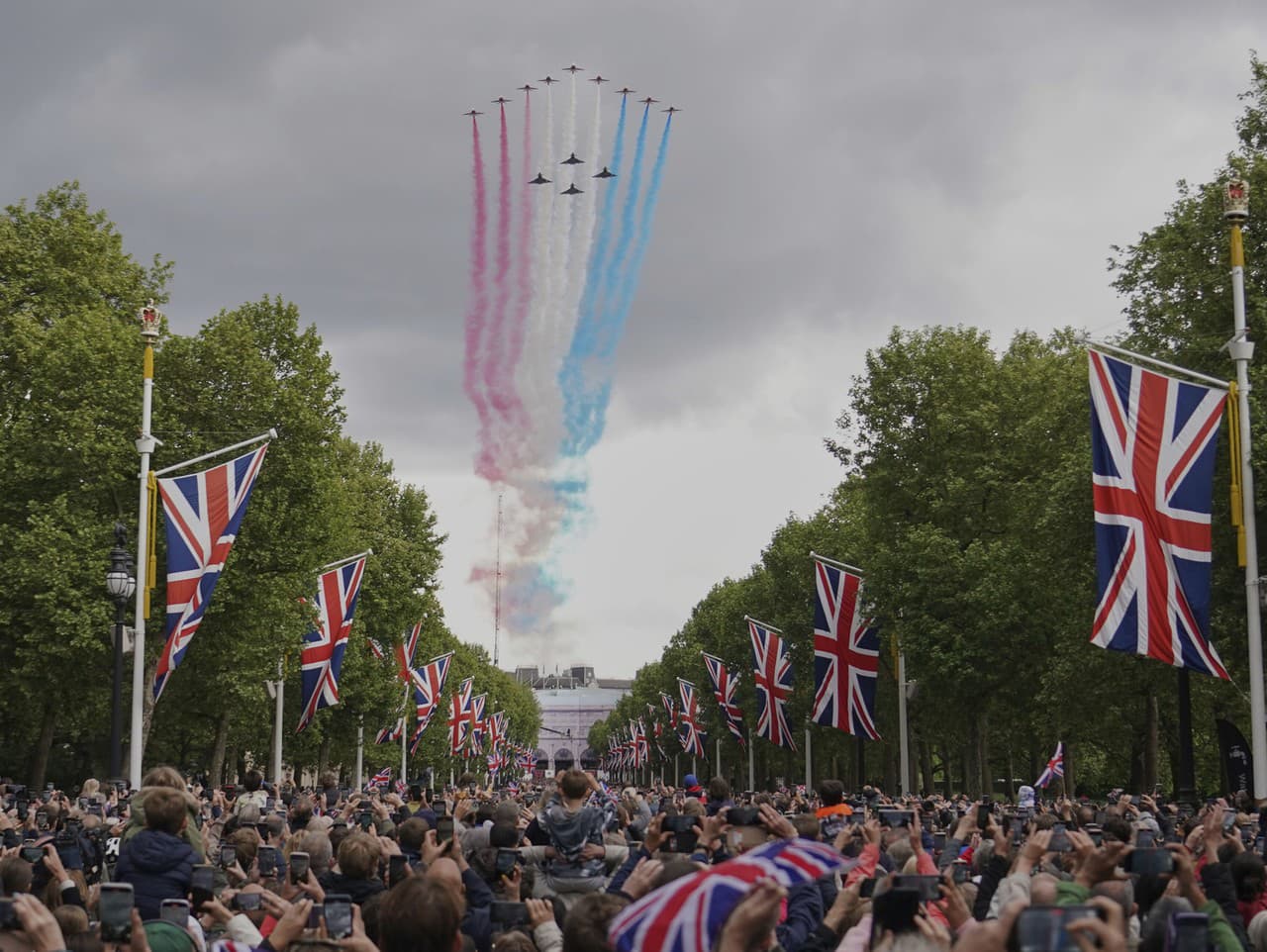 Prelet britskej kráľovskej leteckej akrobatickej skupiny Red Arrows (RAF) nad buvárom The Mall a Buckinghamským palácom na konci vojenskej prehliadky pri príležitosti 80. výročia ukončenia 2. svetovej vojny v Londýne.
