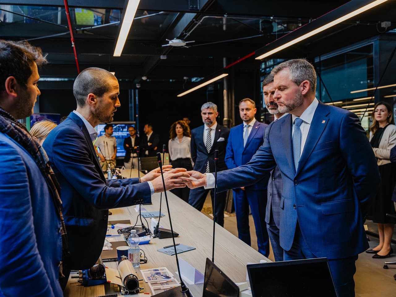 Prezident SR Peter Pellegrini (vpravo) počas startupovej taliansko-slovenskej konferencie LIFTT v Turíne.