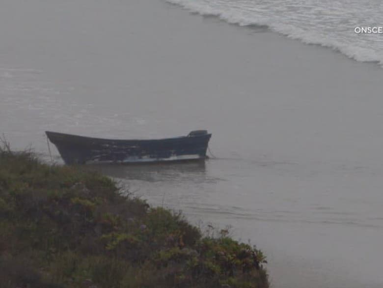 Menšia loď sa prevrátila pri meste San Diego.