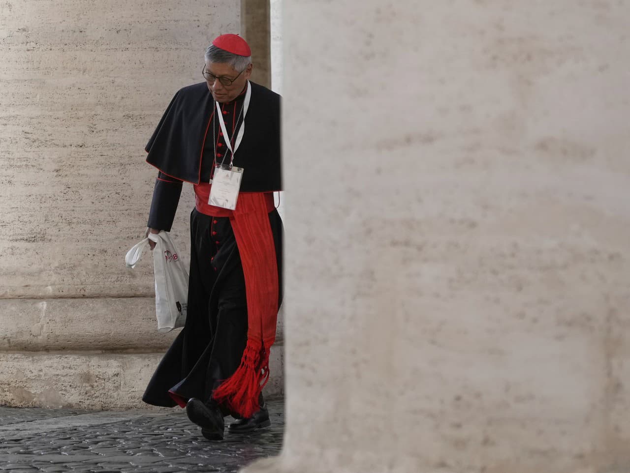 Kardinál Stephen Chow Sau-yan prichádza na generálnu kongregáciu kardinálov vo Vatikáne.