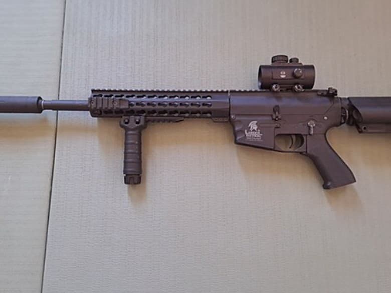 Žiaka strednej školy so zbraňou si všimla hliadka polície