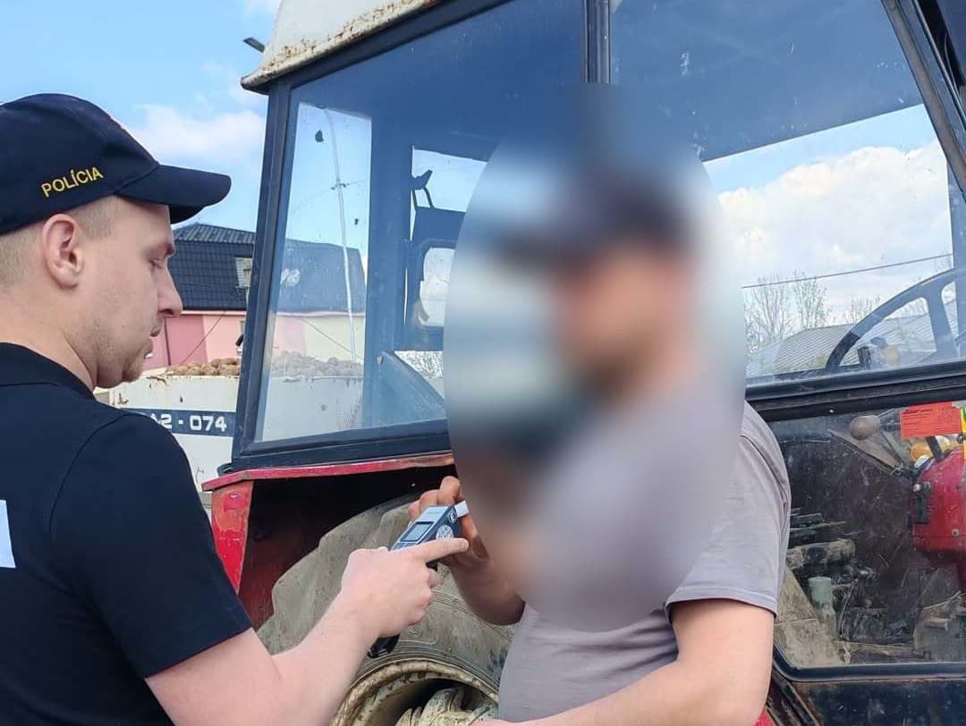 Traktorista v Trstenej nafúkal.