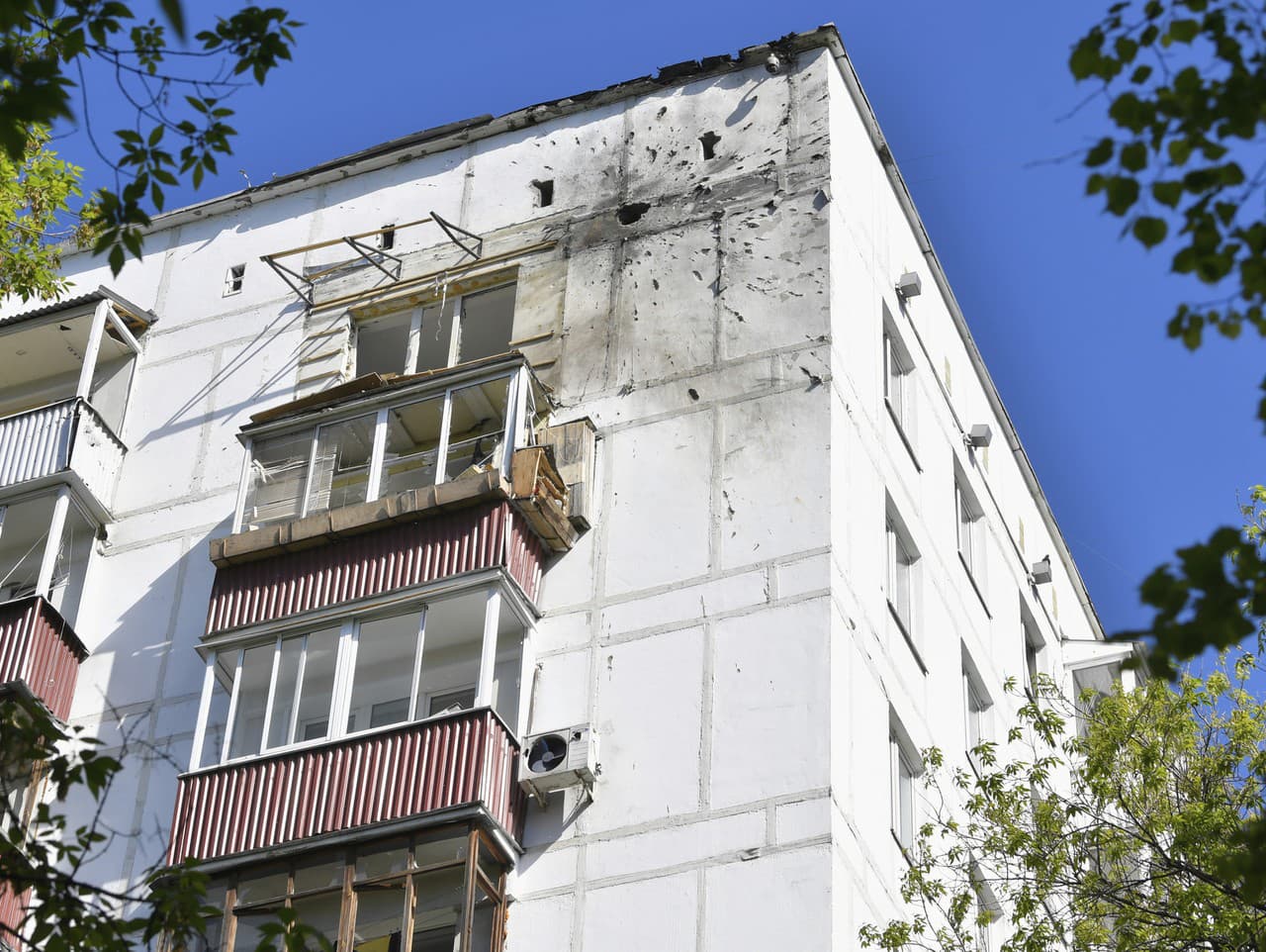 Zničená obytná budova po ukrajinskom dronovom útoku v Moskve.