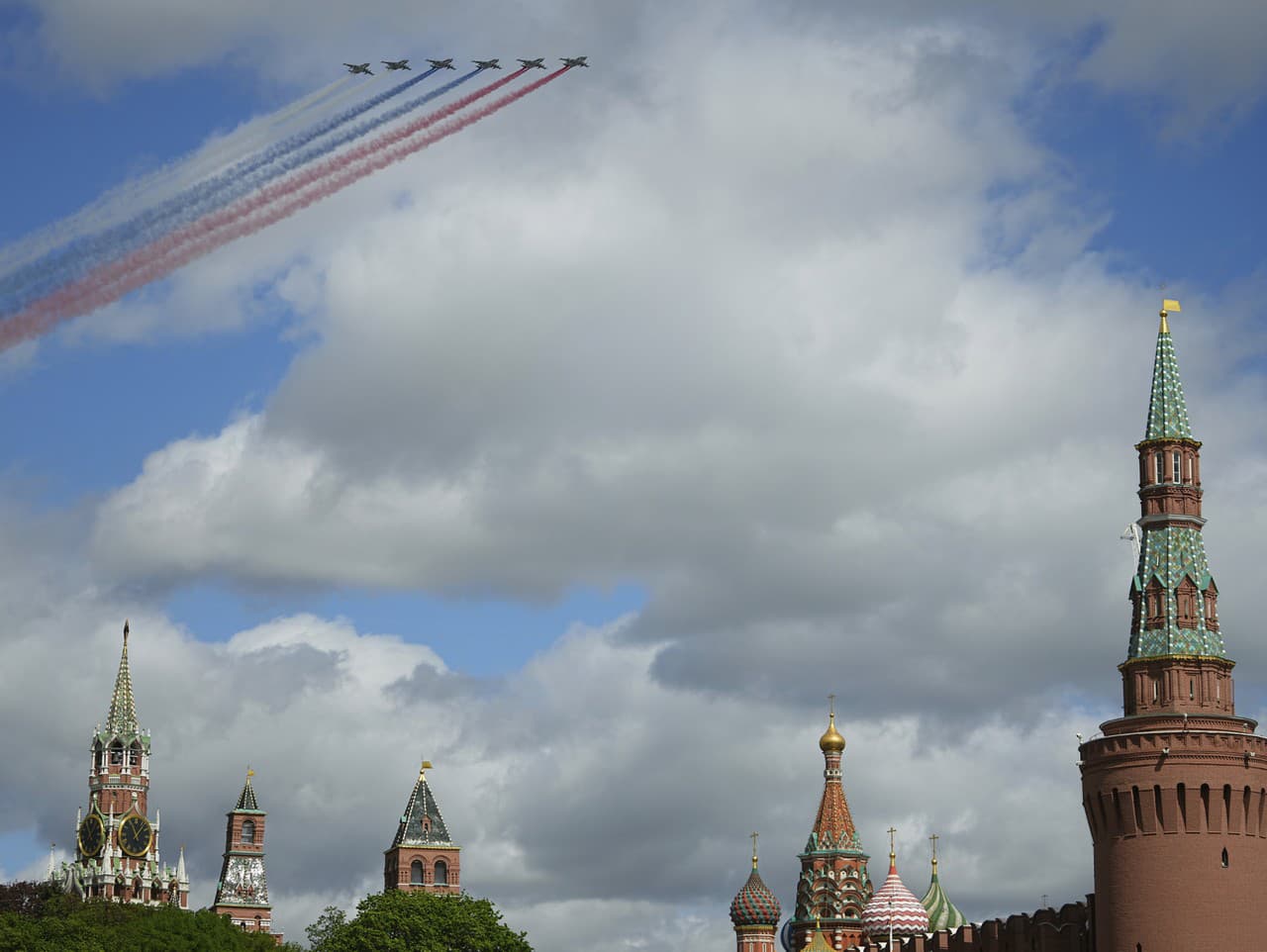 Formácia vojenských lietadiel prelietava nad Červeným námestím.