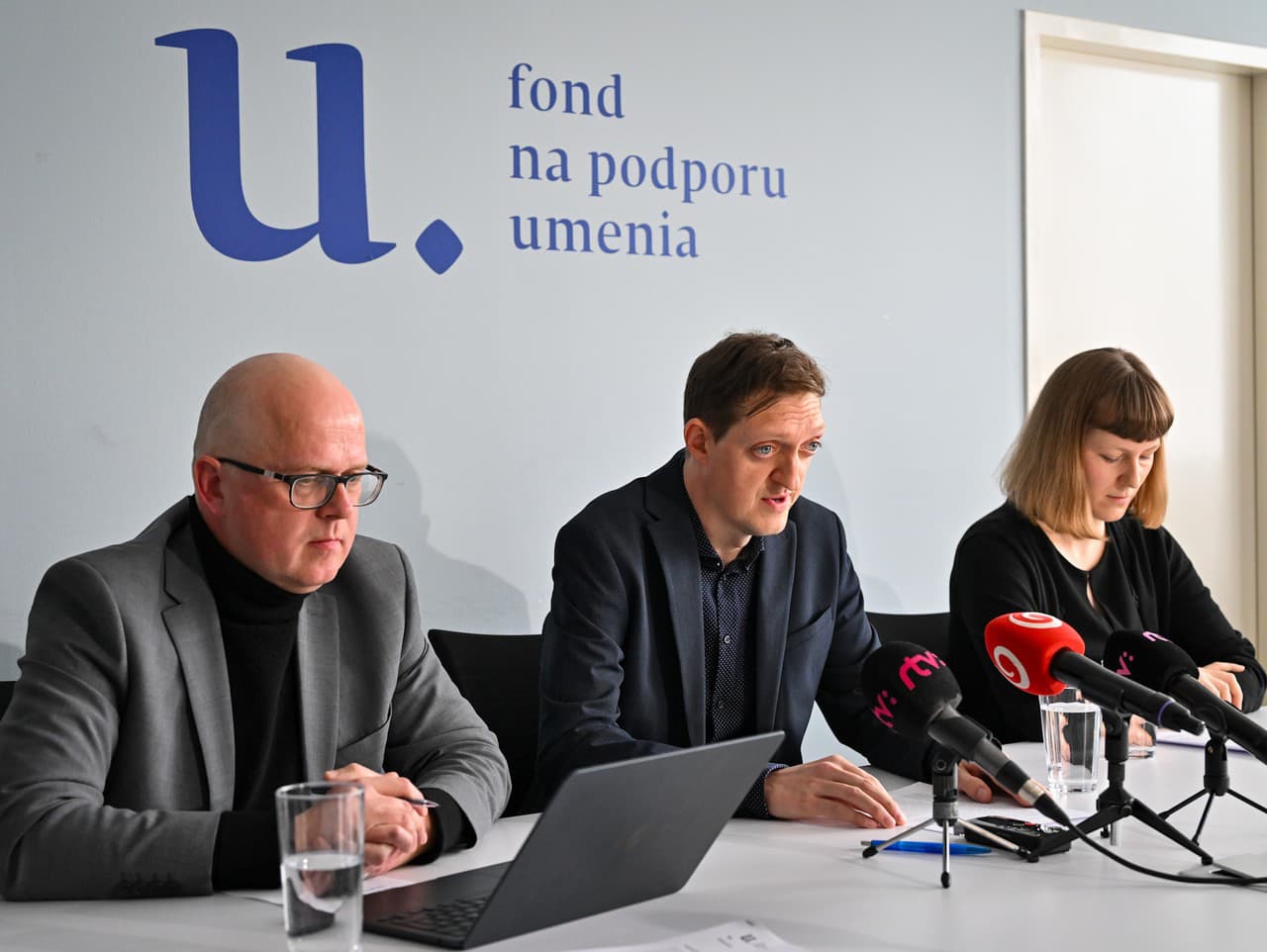 Zľava predseda rady FPU Dušan Buran, riaditeľ FPU Róbert Špoták a manažérka pre strategické a výskumné činnosti FPU Miriama Benková počas tlačovej konferencie Fondu na podporu umenia (FPU) v ich sídle v Bratislave.