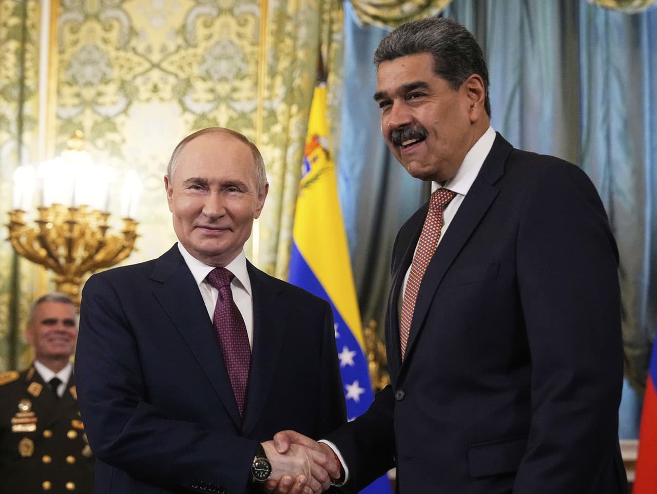 ruský prezident Vladimir Putin (vľavo) si podáva ruku s venezuelským prezidentom Nicolasom Madurom počas ich stretnutia v Kremli v Moskve pred oslavami 80. výročia víťazstva Sovietskeho zväzu nad nacistickým Nemeckom počas druhej svetovej vojny