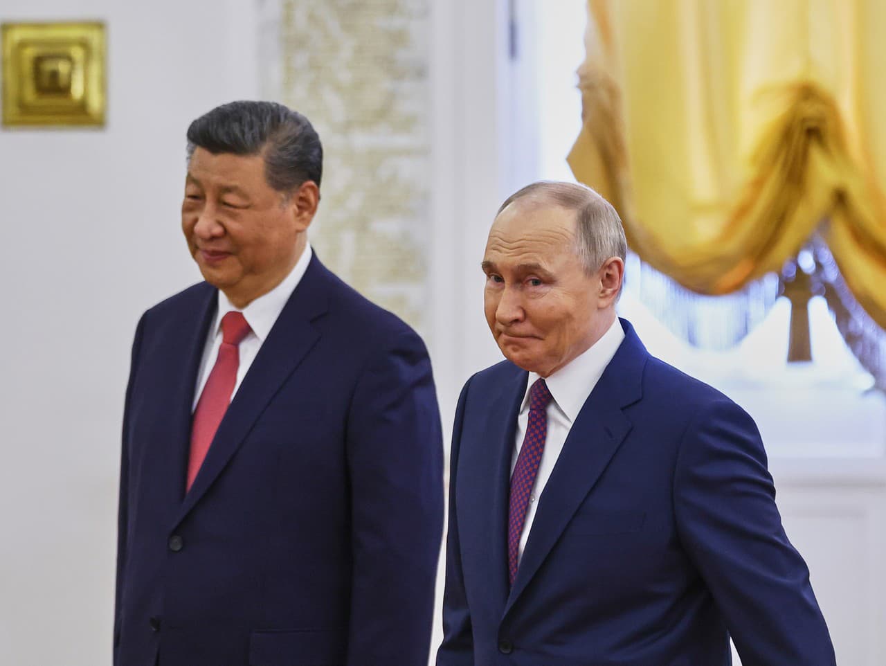 Ruský prezident Vladimir Putin (vpravo) a jeho čínsky kolega Si Ťin-pching počas privítacieho ceremoniálu pred rokovaniami v Kremli.
