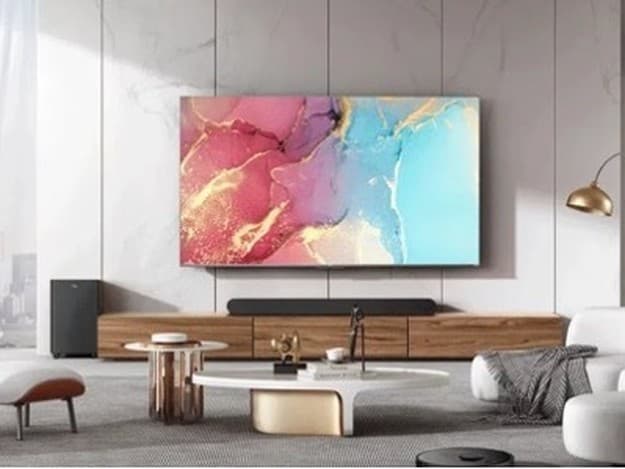 S takmer neviditeľným rámom vyzerá televízor TCL 55C71B ako obraz. 