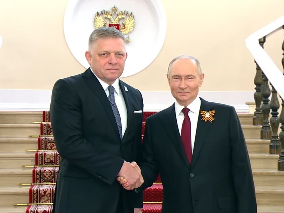 Ruský prezident Vladimir Putin a predseda vlády SR Robert Fico na veľkej prehliadke v Moskve k príležitosti 80. výročia konca druhej svetovej vojny