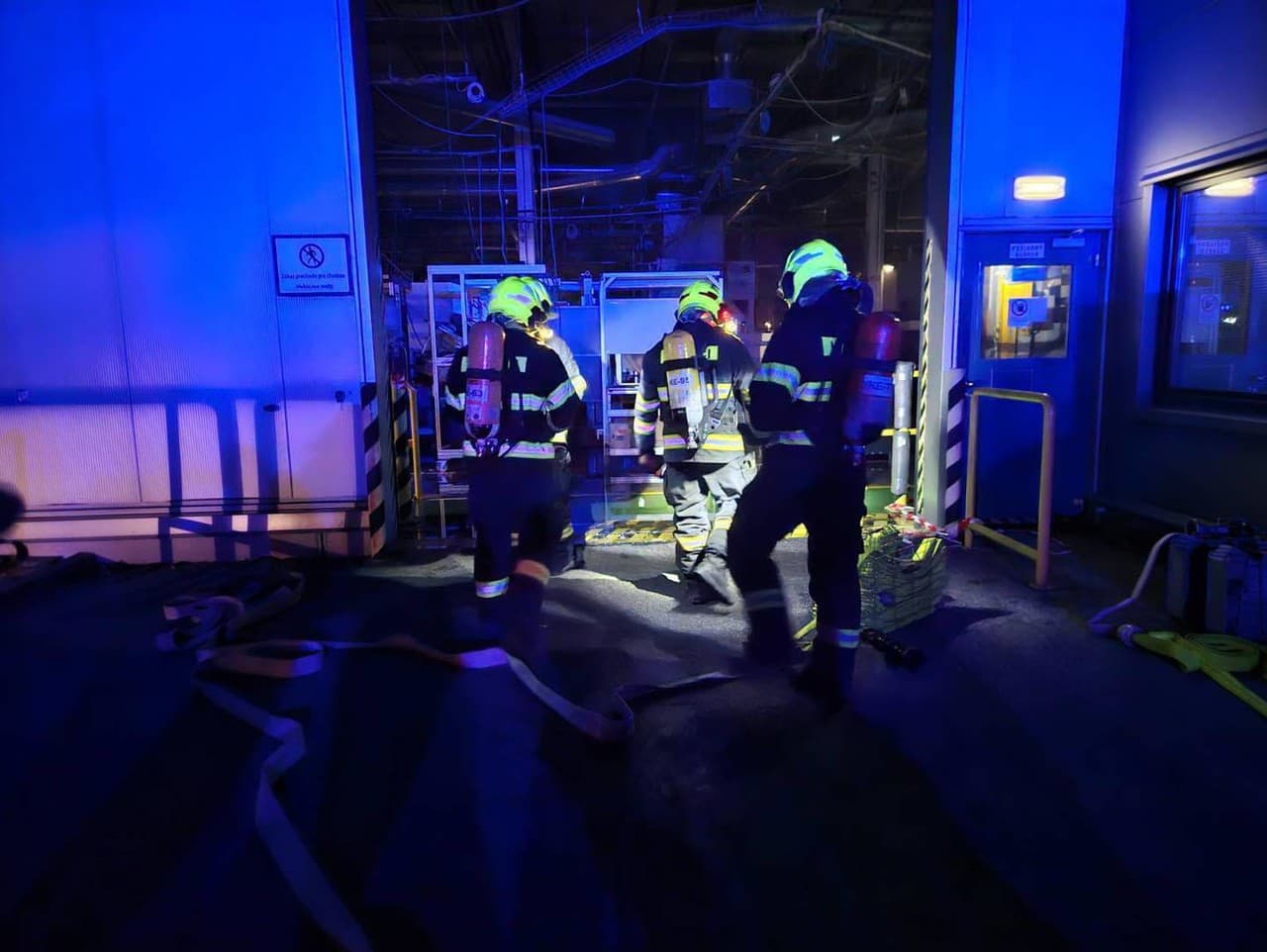 večerný požiar výrobnej haly