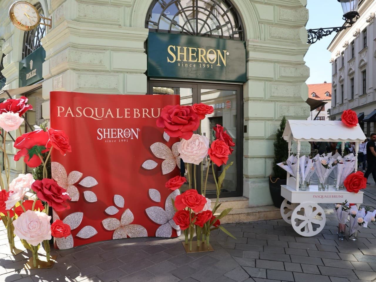 Pri príležitosti zajtrajšieho Dňa matiek sa predajňa šperkov Sheron rozhodla rozdávať ruže. 