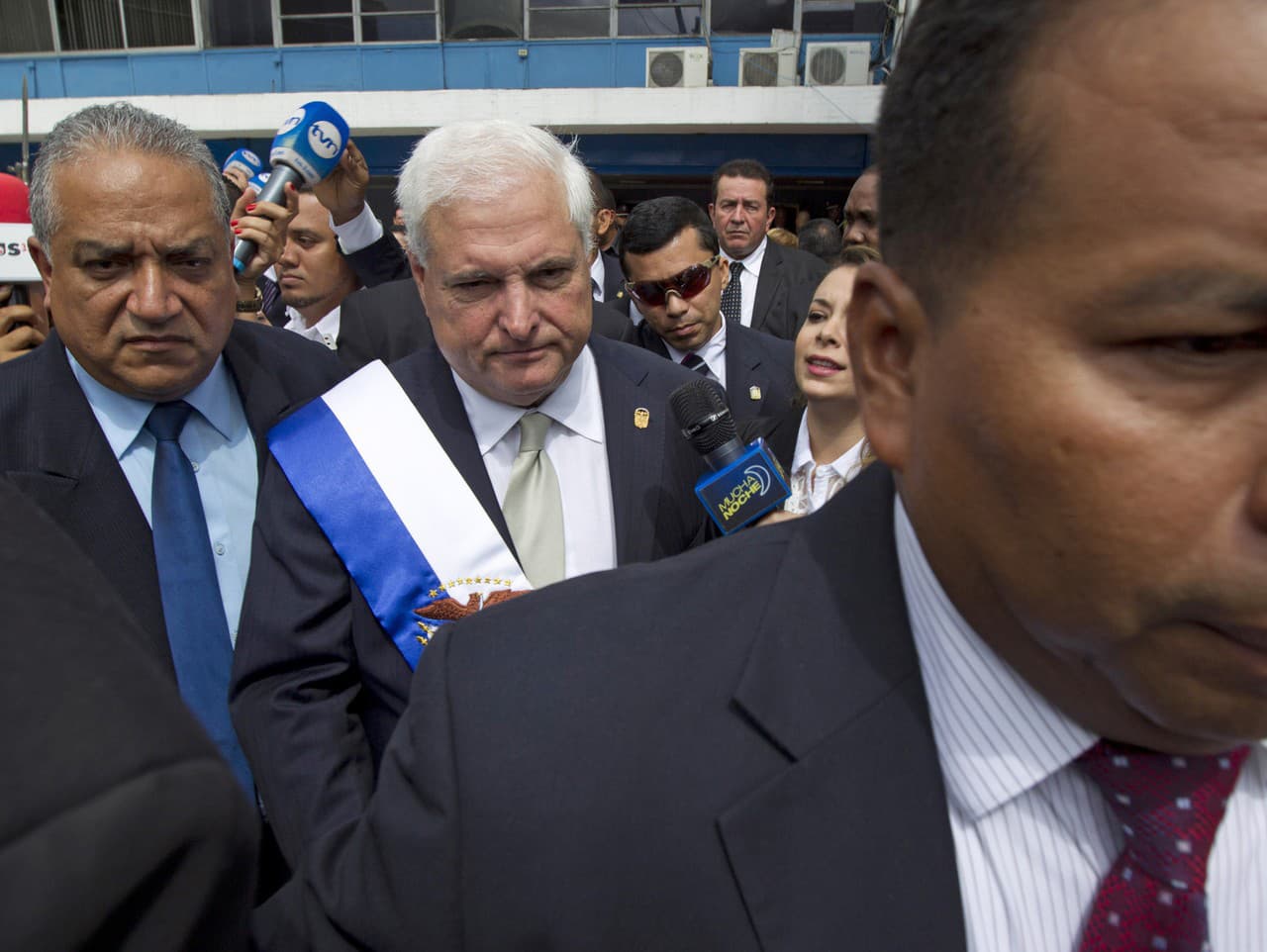 Ricardo Martinelli (v strede)