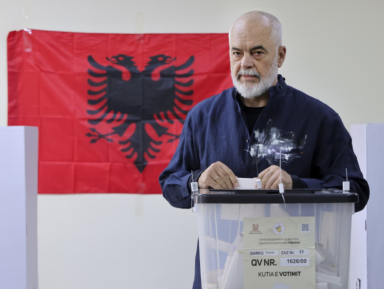 Albánsky premiér Edi Rama odovzdáva svoj hlasovací lístok počas  parlamentných volieb v Tirane