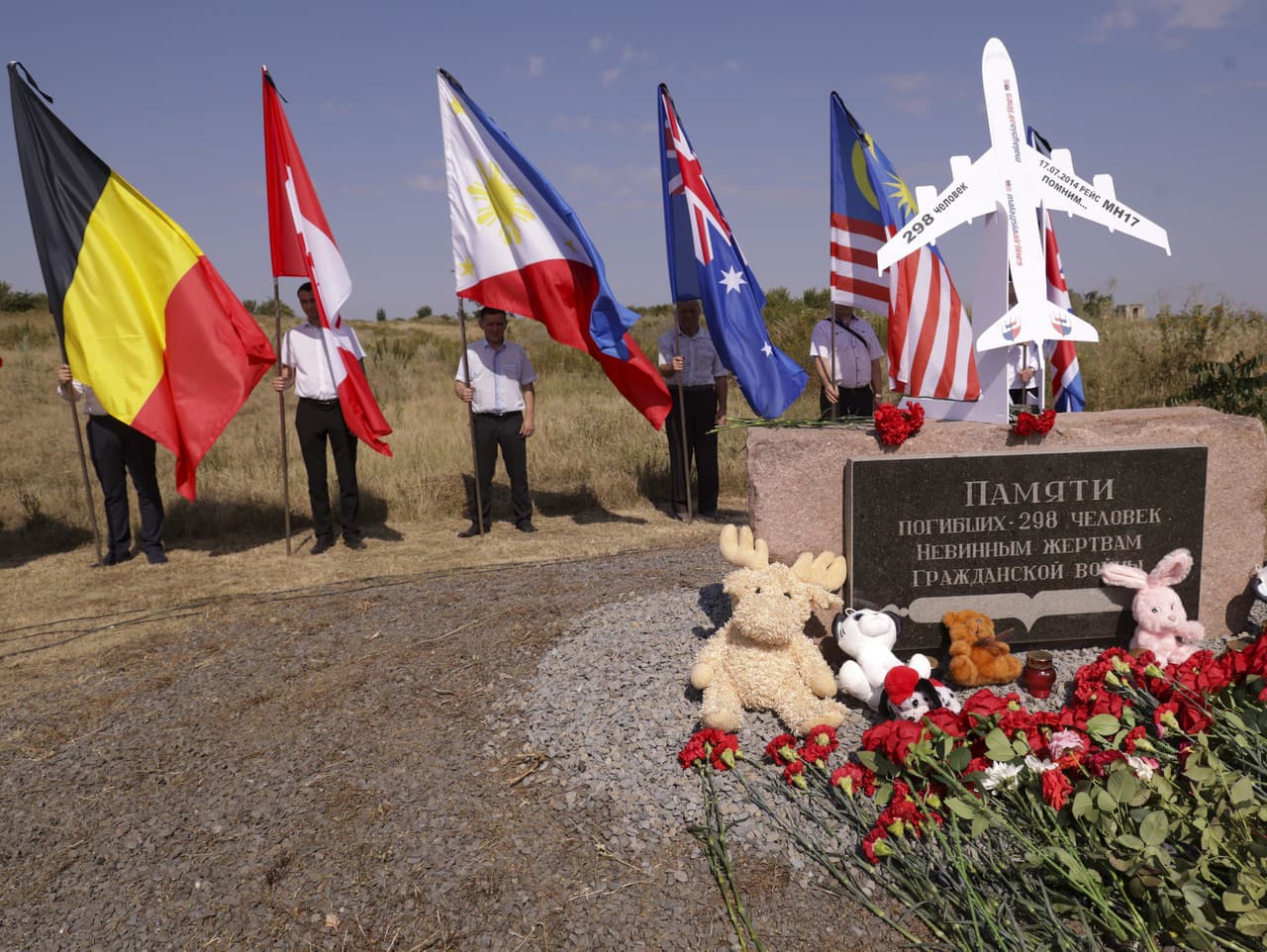 Symbolické miesto na pamiatku zabitých cestujúcich na mieste havárie letu Malaysia Airlines 17 (MH17) pri obci Hrabove v Doneckej oblasti na východe Ukrajiny 