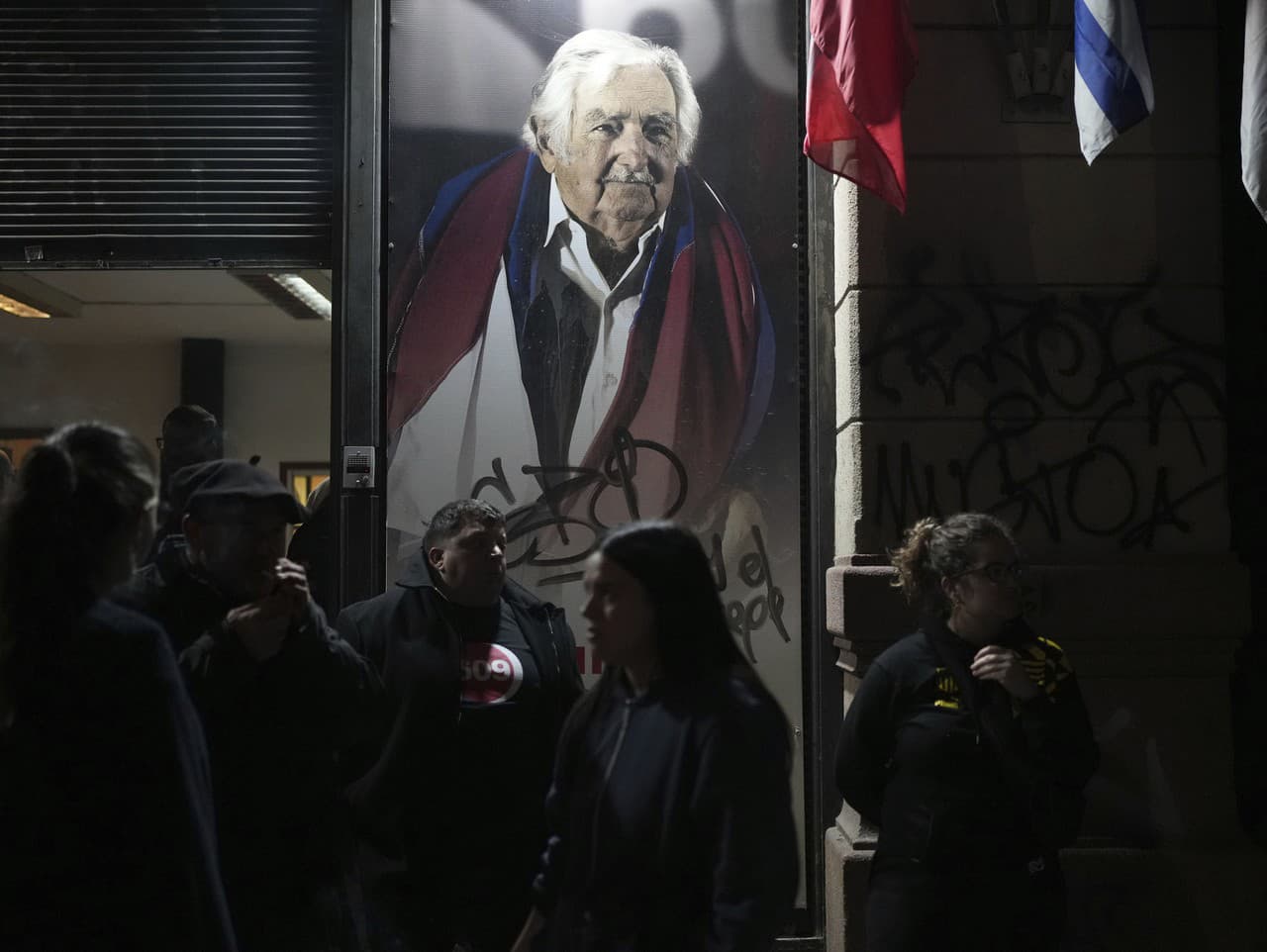 Priaznivci sa zhromažďujú pred sídlom politickej strany Movimiento de Participación Popular, ktoré zdobí fotografia bývalého uruguajského prezidenta Josého Mujicu po jeho smrti 
