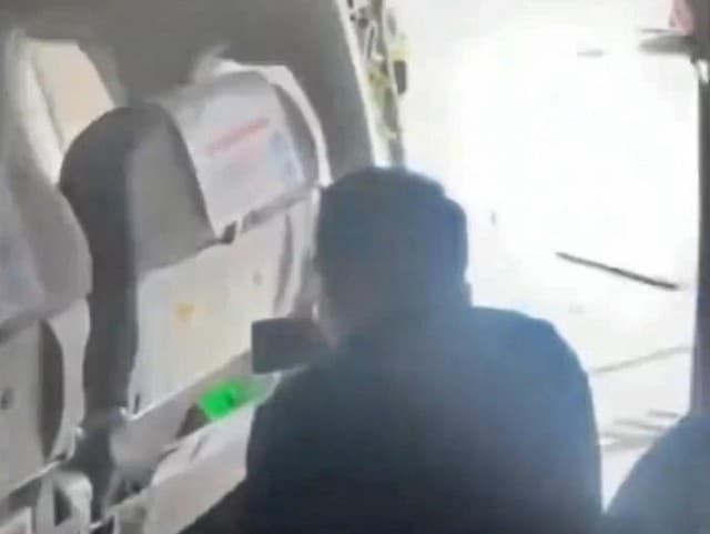 Mladý muž otvoril núdzový východ aby sa na palubu dostal 