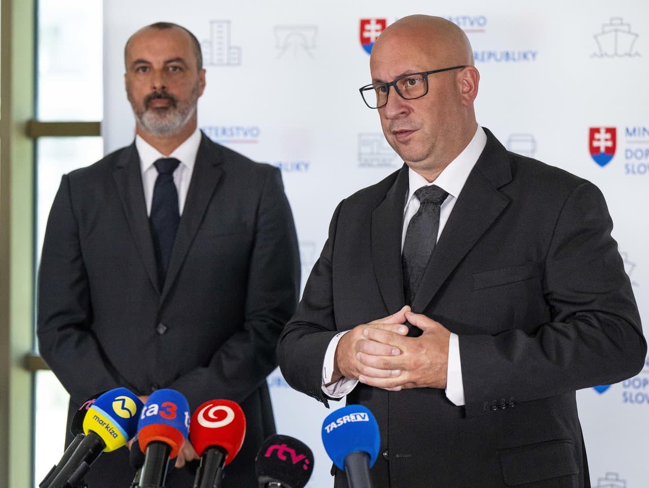 Zľava generálny riaditeľ Železníc SR Alexander Sako a minister dopravy a výstavby SR Jozef Ráž 