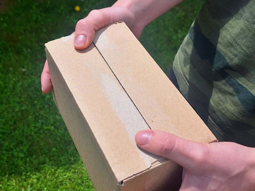 Polícia zadržala muža pri preberaní balíka s marihuanou