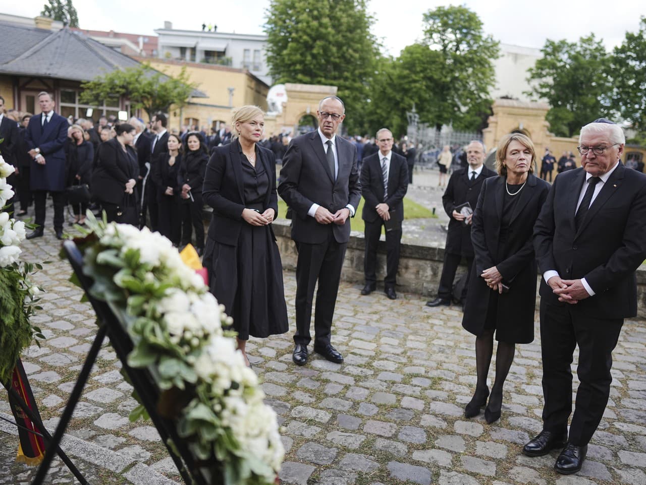 Sprava nemecký prezident  Frank-Walter Steinmeier, jeho manželka Elke Büdenbenderová, nemecký kancelár Friedrich Merz a predsedníčka Nemeckého Spolkového snemu (Bundestag) Julia Klöcknerová