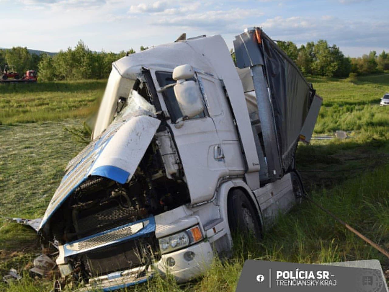Vodič kamióna zišiel mimo diaľnice a nákladný automobil sa prevrátil na pravú stranu.
